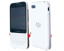 Előlap BlackBerry Q5 komplett ház (lcd, érintőpanel, akkufedél - hátlap, billentyűzettel) fehér